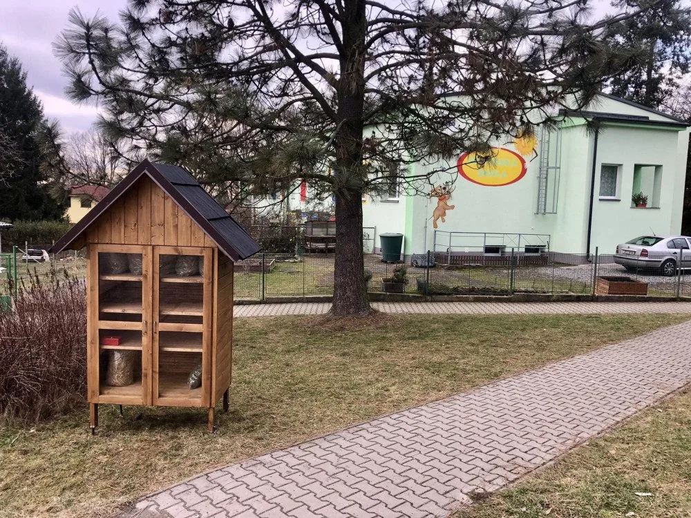 Oblíbené boudičky s krmením pro zvířata slaví úspěch, nově najdou originální sámošku lidé v Losiné