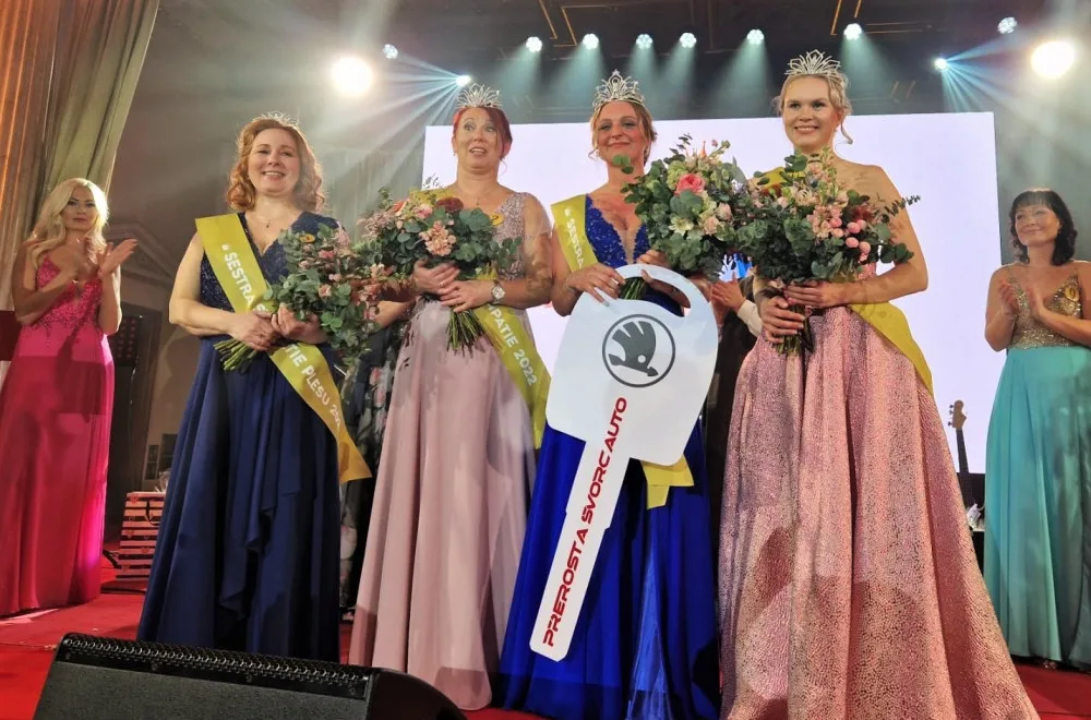 Jana Hlaváčová při vyhlášení výsledků druhá zleva