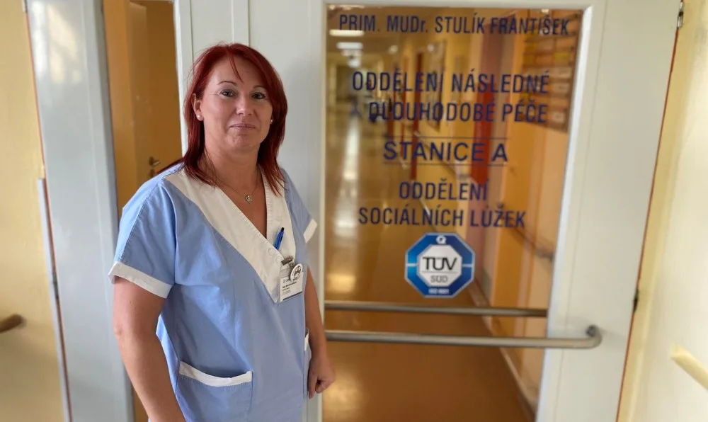 Sestřička z Domažlické nemocnice Jana Hlaváčová obsadila třetí místo v soutěži Sestra sympatie
