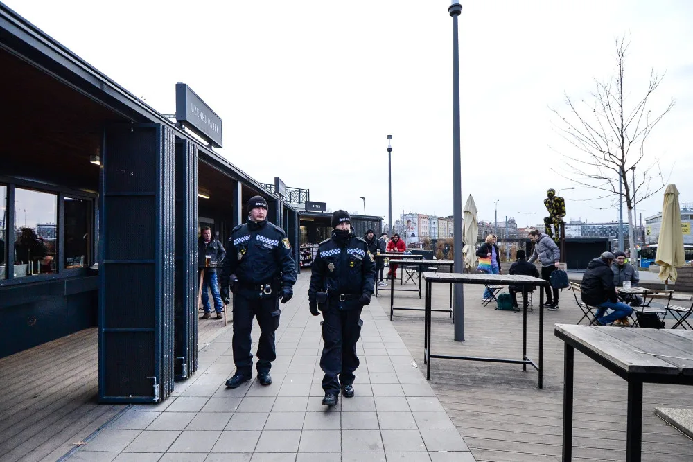 Opilé i agresivní bezdomovce a narkomany mají z okolí hlavního vlakového nádraží vytlačit četné policejní kontroly