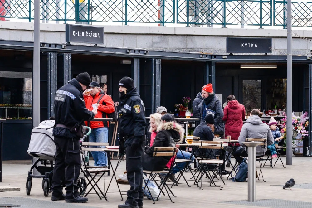 Opilé i agresivní bezdomovce a narkomany mají z okolí hlavního vlakového nádraží vytlačit četné policejní kontroly