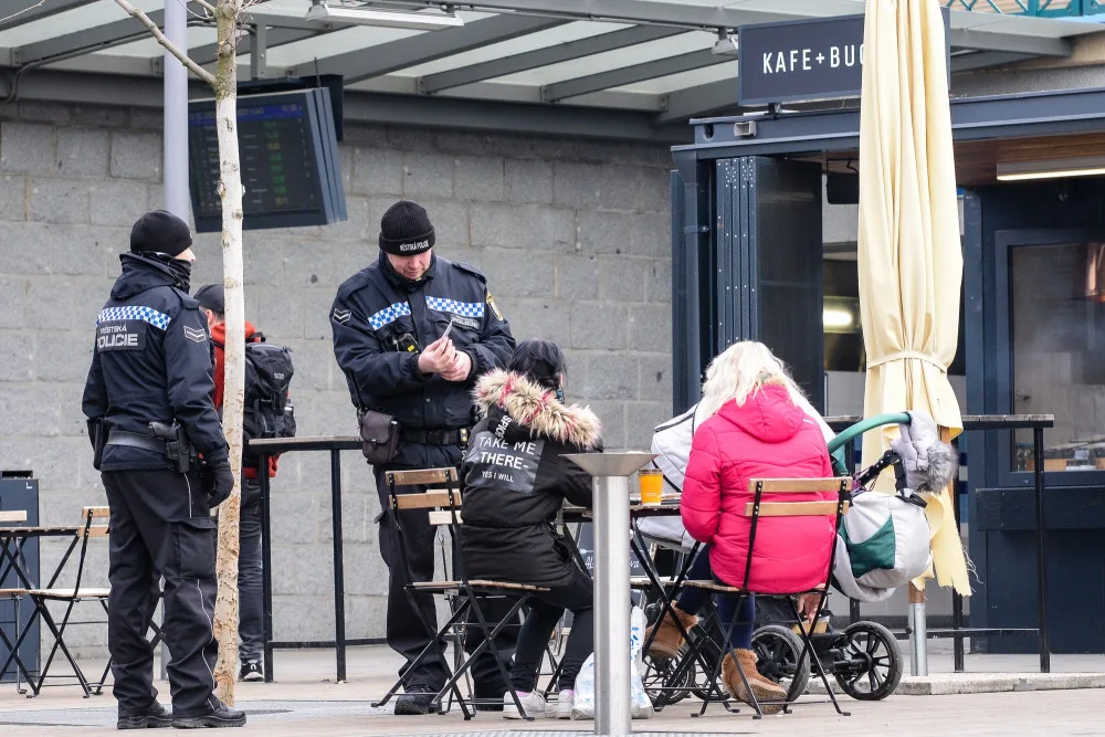 Opilé i agresivní bezdomovce a narkomany mají z okolí hlavního vlakového nádraží vytlačit četné policejní kontroly