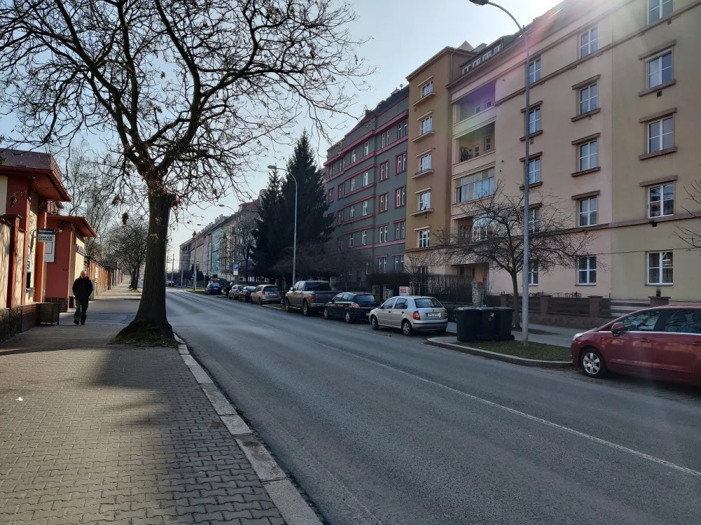 U fakultní nemocnice na Borech vznikne přes 50 parkovacích míst, dojde i na kácení stromů