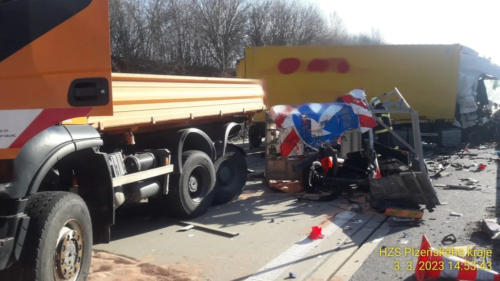 Dálnici D5 ochromila nehoda kamionu, který smetl přívěs vozidla silničářů. Řidič utrpěl těžké zranění