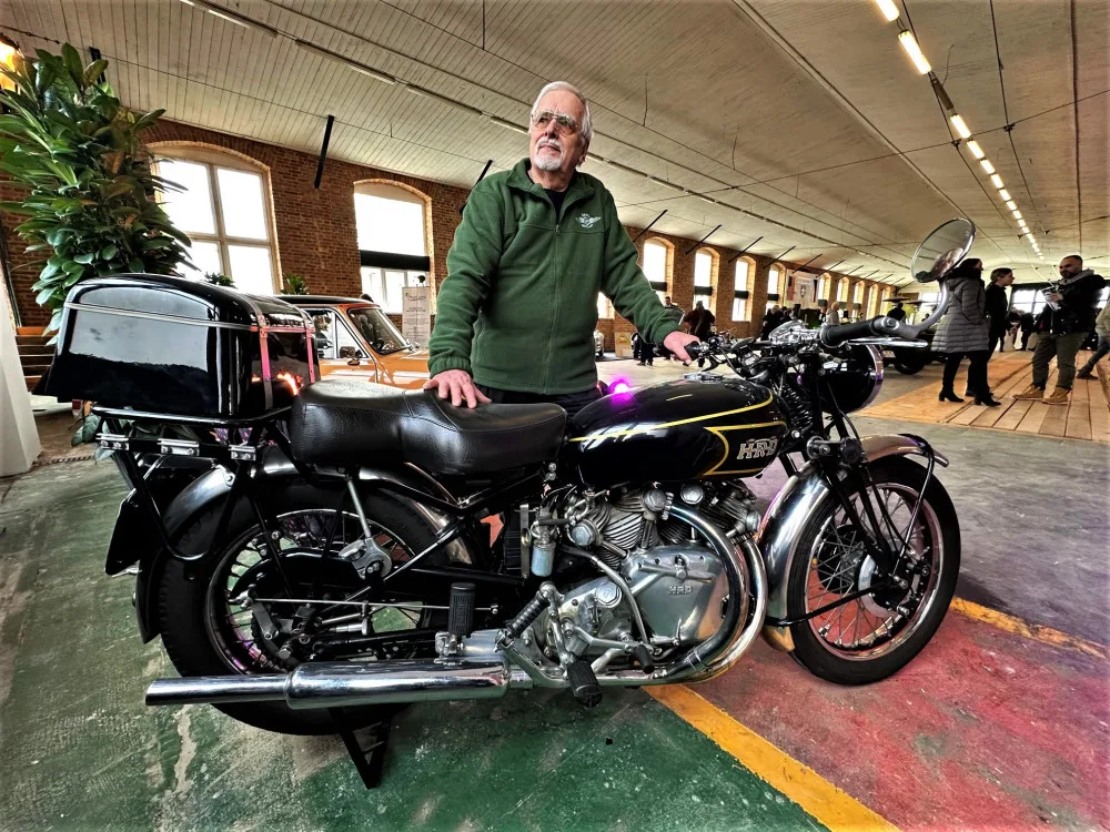 Sběratel Petr Hošťálek s proslulým smrtícím motocyklem Vincent HRD