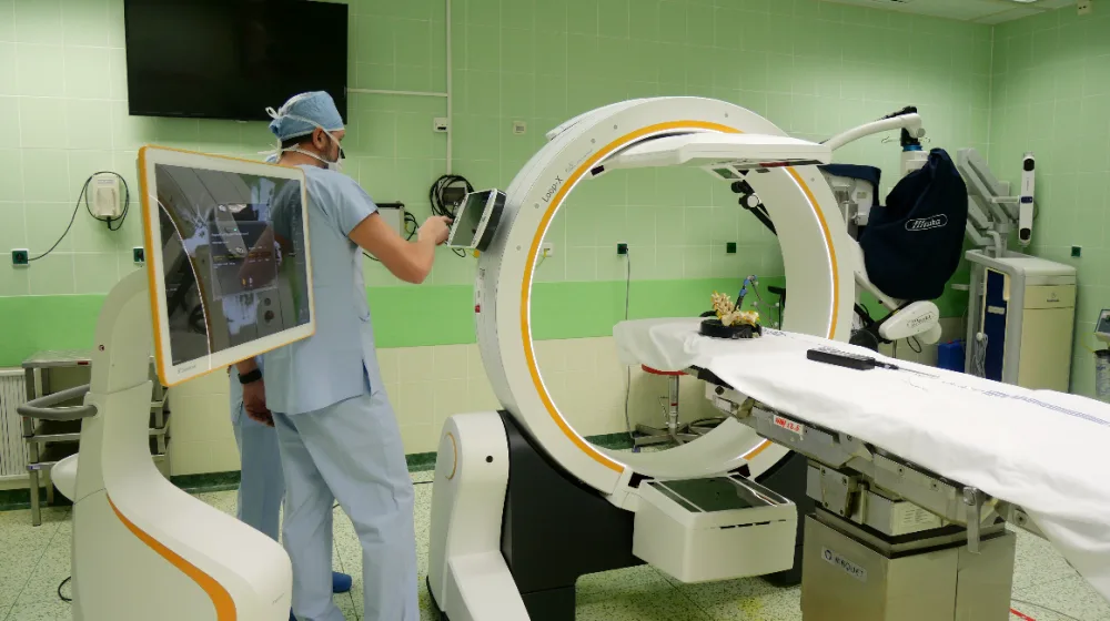 Systém pro intraoperativní 3D zobrazení páteře pomocí RTG C-ramena, speciální konstrukce umožňující během cca 5 minut načíst až 5 segmentů páteře a následně bez RTG kontroly pomocí navigace zavádět implantáty ve 2D či 3D zobrazení. Dále musí být zařízení