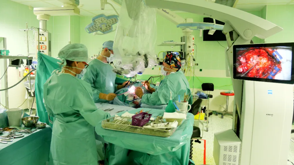 Operační mikroskop s 3D zobrazením umožňující použití při složitých onkoneurochirurgických mikro-operacích, včetně 3D zobrazení a zobrazení výstupu z kamery, respektive kamer na jednom monitoru, včetně automatického přepínání mezi režimy z ručních