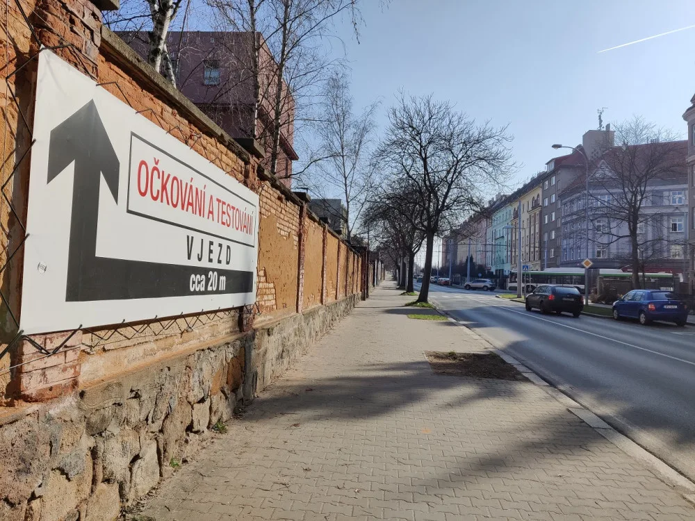 U fakultní nemocnice na Borech začne zítra kácení stromů, musí ustoupit novým parkovacím místům