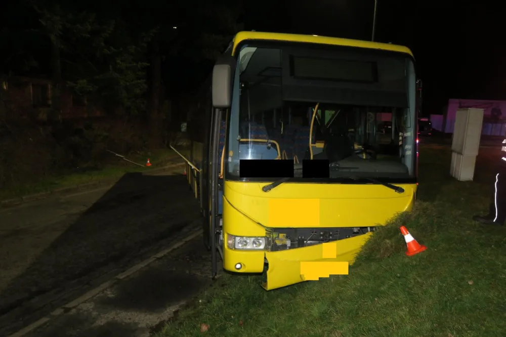 Mladí si chtěl splnit sen a ukradl autobus, dvakrát boural a nechal ho stát napříč v ulicí