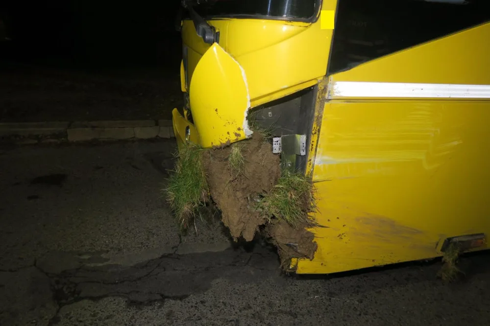 Mladí si chtěl splnit sen a ukradl autobus, dvakrát boural a nechal ho stát napříč v ulicí
