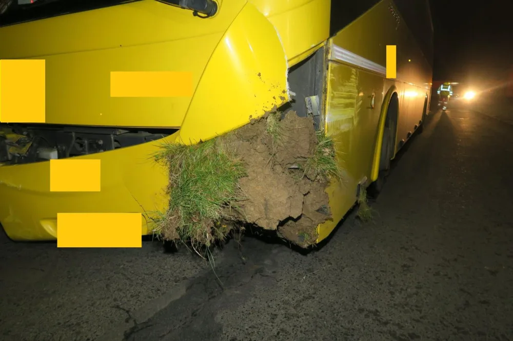 Mladí si chtěl splnit sen a ukradl autobus, dvakrát boural a nechal ho stát napříč v ulicí