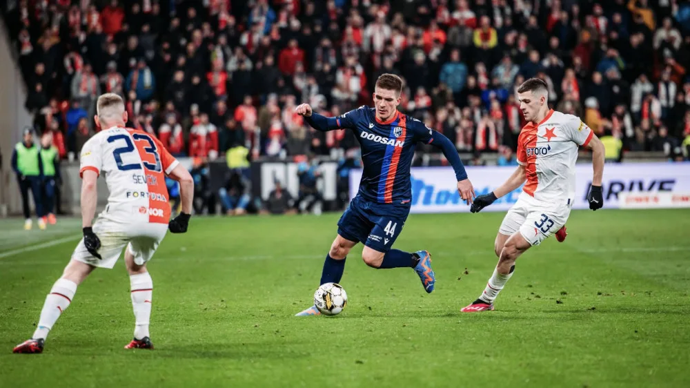 Slavia po obratu zdolala Plzeň a vede fotbalovou ligu o dva body před Spartou