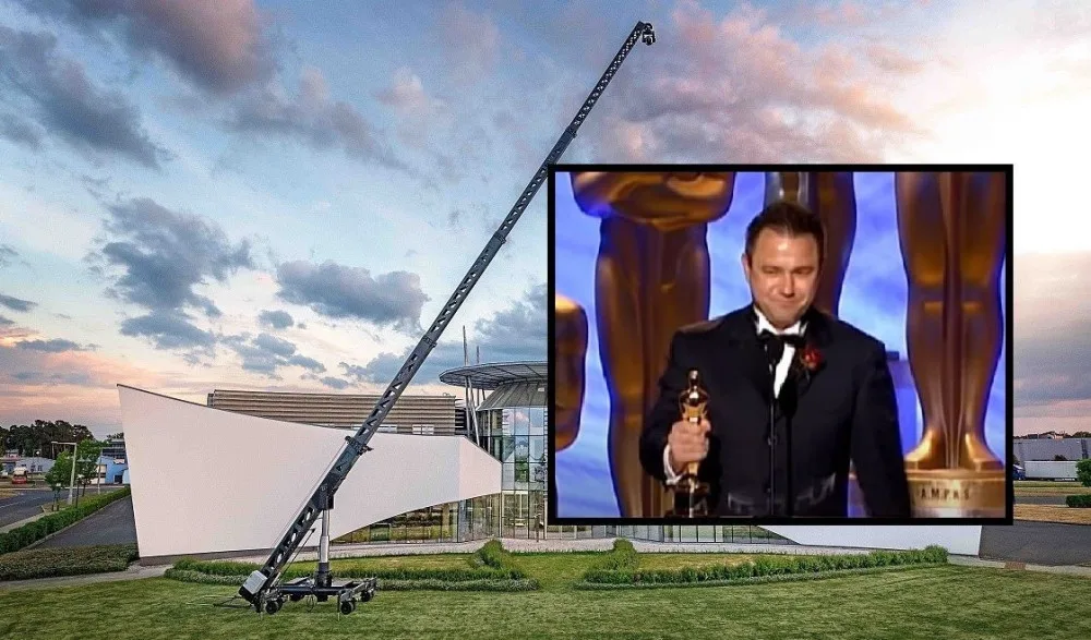 Takto přebíral Oscara v roce 2005 Horst Barbulla. Na snímku je slavný jeřáb před plzeňským sídlem firmy