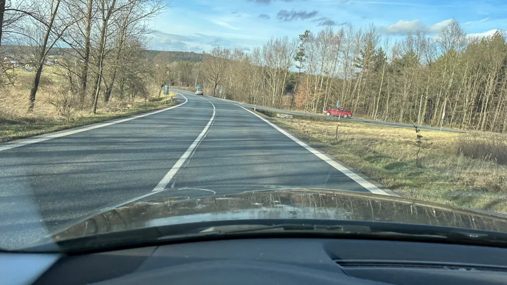Dalším velmi nebezpečným místem je i podle Portálu nehod úsek na stejné silnici I/20, jen o několik kilometrů blíže k Plzni. Konkrétně jde místo nedaleko za obcí Chválenice, těsně nad křižovatkou s odbočkou na Nezbavětice a Nezvěstice.