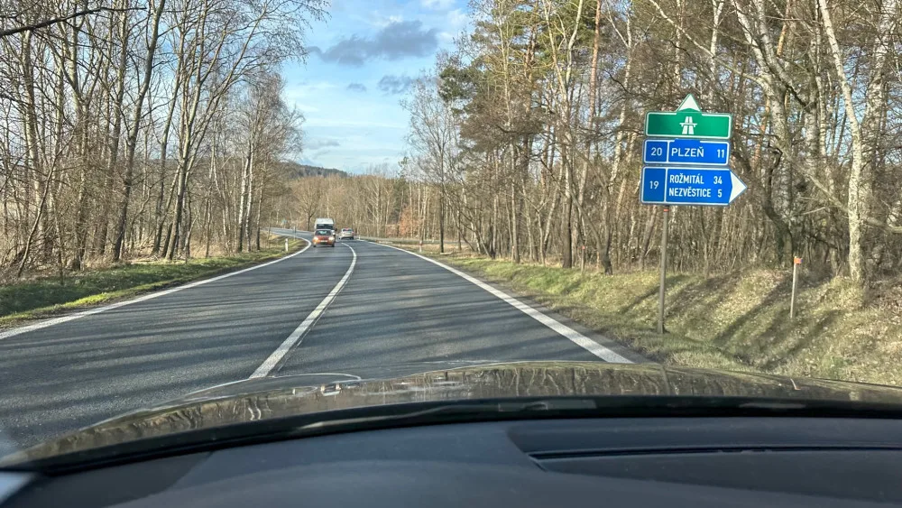Dalším velmi nebezpečným místem je i podle Portálu nehod úsek na stejné silnici I/20, jen o několik kilometrů blíže k Plzni. Konkrétně jde místo nedaleko za obcí Chválenice, těsně nad křižovatkou s odbočkou na Nezbavětice a Nezvěstice.