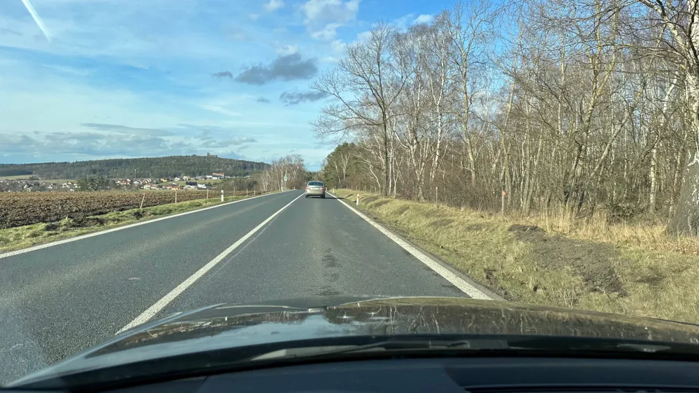 Dalším velmi nebezpečným místem je i podle Portálu nehod úsek na stejné silnici I/20, jen o několik kilometrů blíže k Plzni. Konkrétně jde místo nedaleko za obcí Chválenice, těsně nad křižovatkou s odbočkou na Nezbavětice a Nezvěstice.