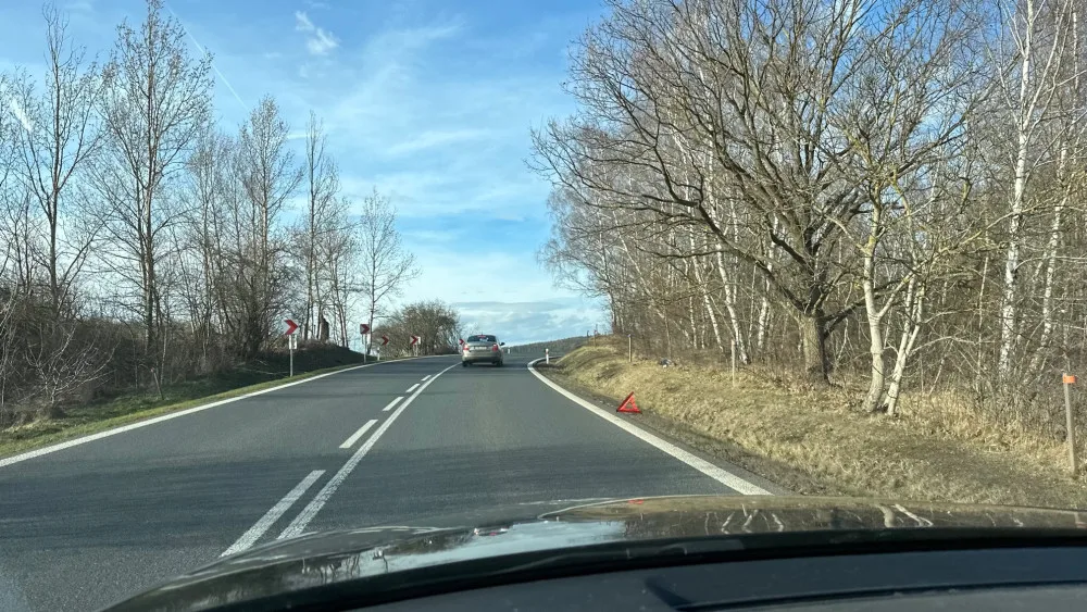 Dalším velmi nebezpečným místem je i podle Portálu nehod úsek na stejné silnici I/20, jen o několik kilometrů blíže k Plzni. Konkrétně jde místo nedaleko za obcí Chválenice, těsně nad křižovatkou s odbočkou na Nezbavětice a Nezvěstice.