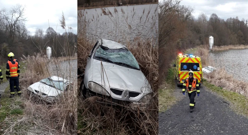 Auto vyletělo v zatáčce ze silnice, převrátilo se přes střechu a skončilo v rybníku mezi rákosím