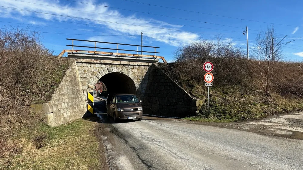 Správa železnic rozšíří i tento viadukt a komunikaci na příjezdu od Blovic, vybuduje podchod pod tratí