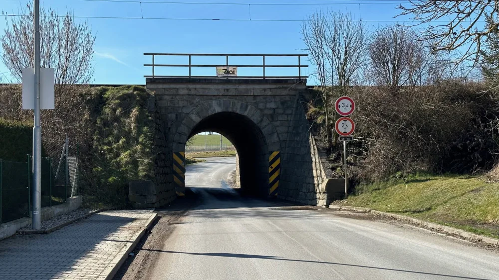 Správa železnic rozšíří i tento viadukt a komunikaci na příjezdu od Blovic, vybuduje podchod pod tratí