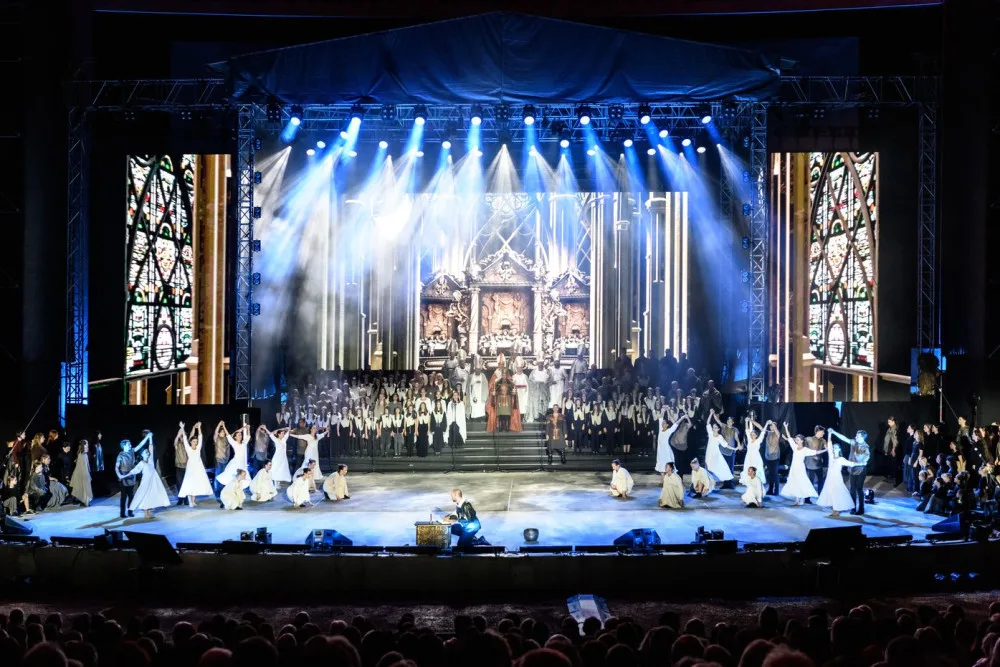 Loni několik tisíc diváků sledovalo při Noci s operou představení Macbeth