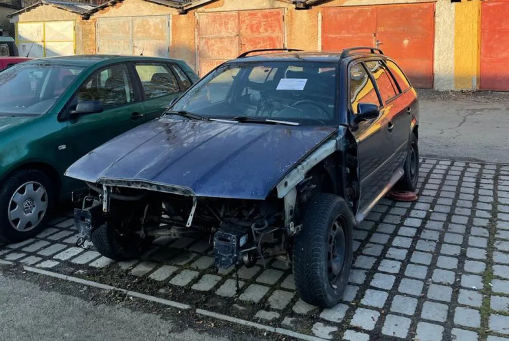 Autovraky postupně mizí z ulic Tachova, městu pomáhají hlášení občanů skrze aplikaci