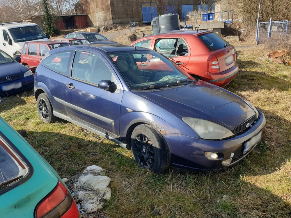 Autovraky postupně mizí z ulic Tachova, městu pomáhají hlášení občanů skrze aplikaci