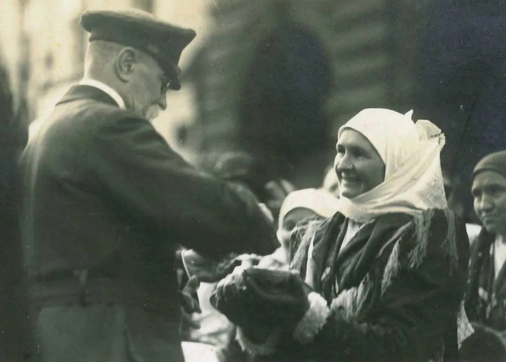 Selka Hančí Kozinová ze Stráže vítá prezidenta chlebem a solí, zdroj: Domažlický dějepis