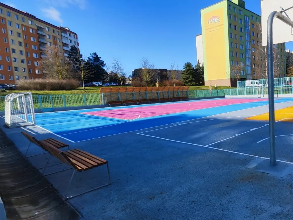 Zanedbané místo mezi paneláky se za 24 milionů korun proměnilo ve sportovní areál s novou kavárnou