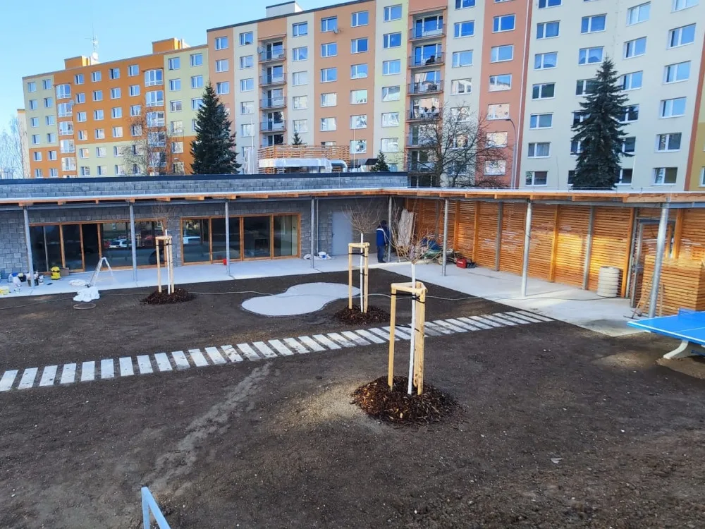 Zanedbané místo mezi paneláky se za 24 milionů korun proměnilo ve sportovní areál s novou kavárnou