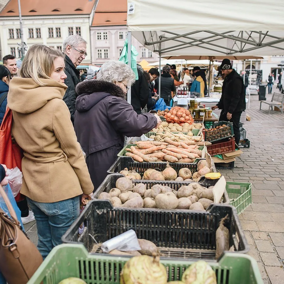 Oblíbené farmářské trhy se vrací na plzeňské náměstí, své zboží nabídne přes 50 prodejců
