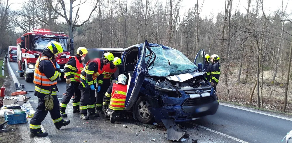 Řidič dodávky nestihl zabrzdit a narazil zezadu do kamionu, jeho spolujezdce museli vyprostit hasiči