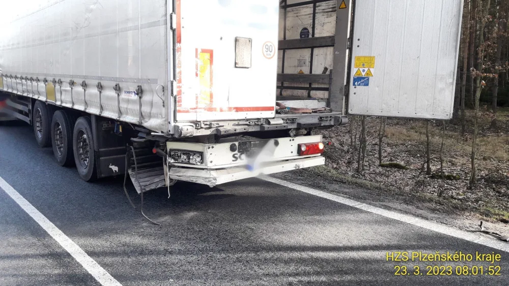 Řidič dodávky nestihl zabrzdit a narazil zezadu do kamionu, jeho spolujezdce museli vyprostit hasiči