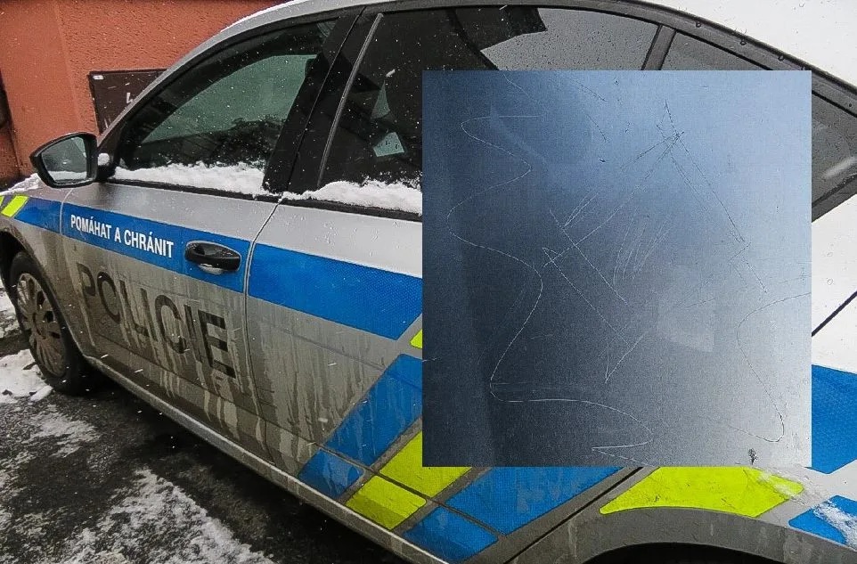 Opilá žena poškrábala prstenem dvě policejní vozidla. Na jedno auto vyryla charakteristický kosočtverec