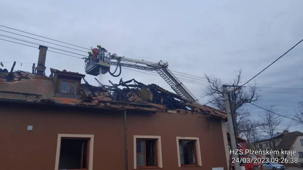 VIDEO: Hasiči bojovali s požárem v luxusním penzionu s vyhlášenou restaurací. Předběžná škoda je 35 milionů