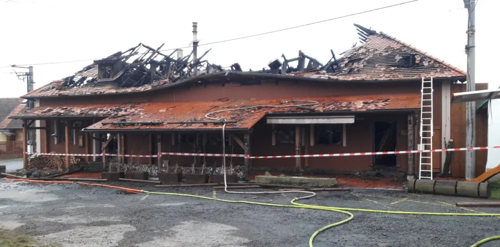 VIDEO: Hasiči bojovali s požárem v luxusním penzionu s vyhlášenou restaurací. Předběžná škoda je 35 milionů