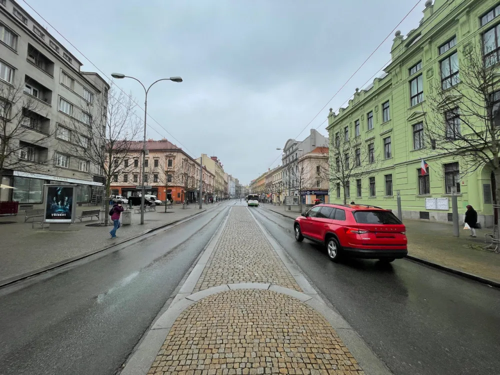 Řada motoristů si se zákazem vjezdu na uzavřenou část Americké třídy neláme hlavu ani ve dne
