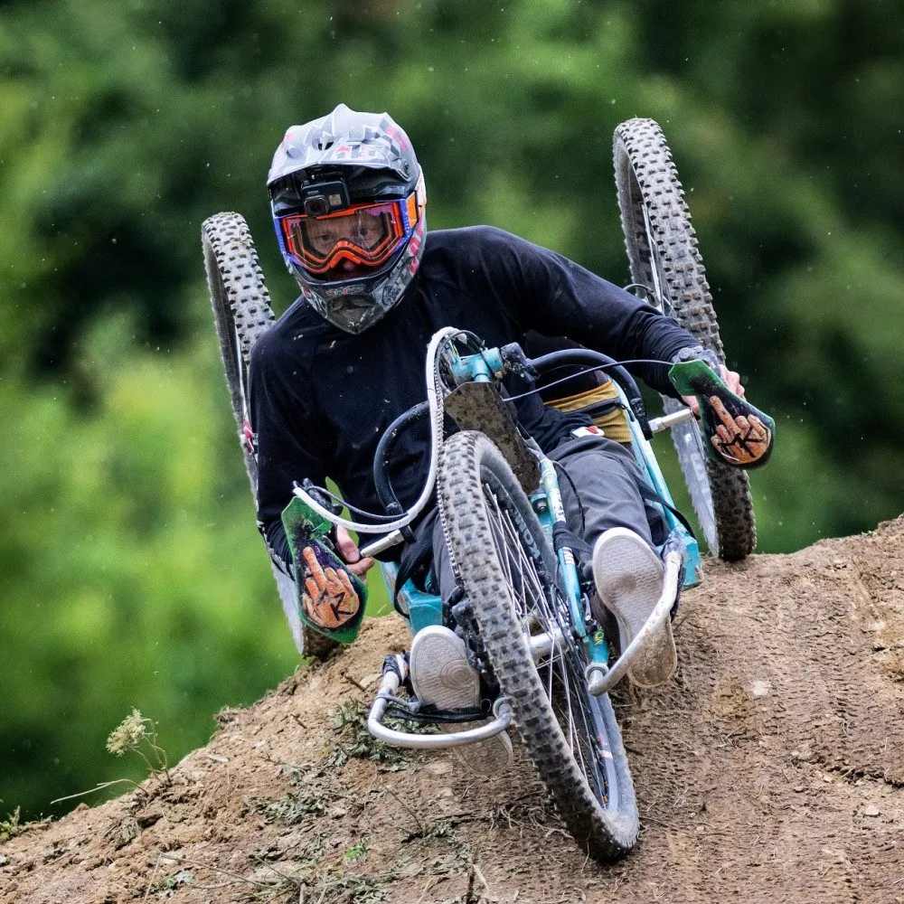 Po nehodě na kole skončil na vozíku, v adrenalinovém sportu ale pokračuje dál. Freerieder Michal Kosík rychlost prostě miluje