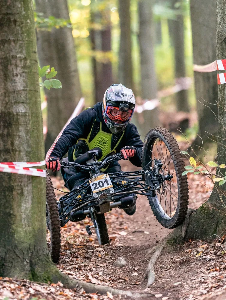 Po nehodě na kole skončil na vozíku, v adrenalinovém sportu ale pokračuje dál. Freerieder Michal Kosík rychlost prostě miluje