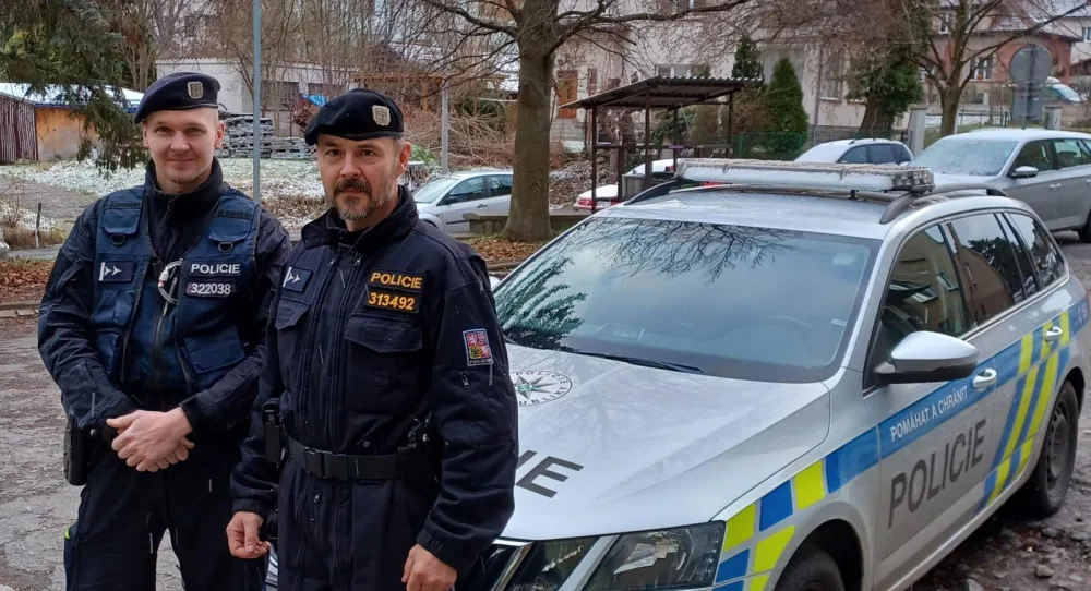 Policejní hlídka zachránila muže, který se po neúspěšném vyjednávání oběsil na půdě domu