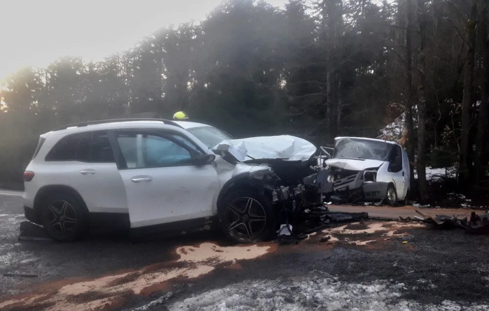 Řidič mercedesu nezvládl řízení a čelně se srazil s protijedoucím vozem, škoda přesáhla půl milionu