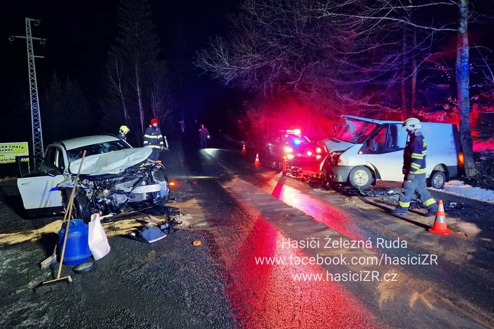 Řidič mercedesu nezvládl řízení a čelně se srazil s protijedoucím vozem, škoda přesáhla půl milionu