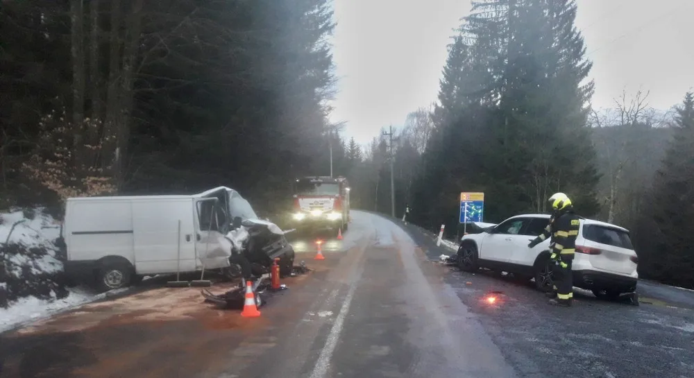 Řidič mercedesu nezvládl řízení a čelně se srazil s protijedoucím vozem, škoda přesáhla půl milionu