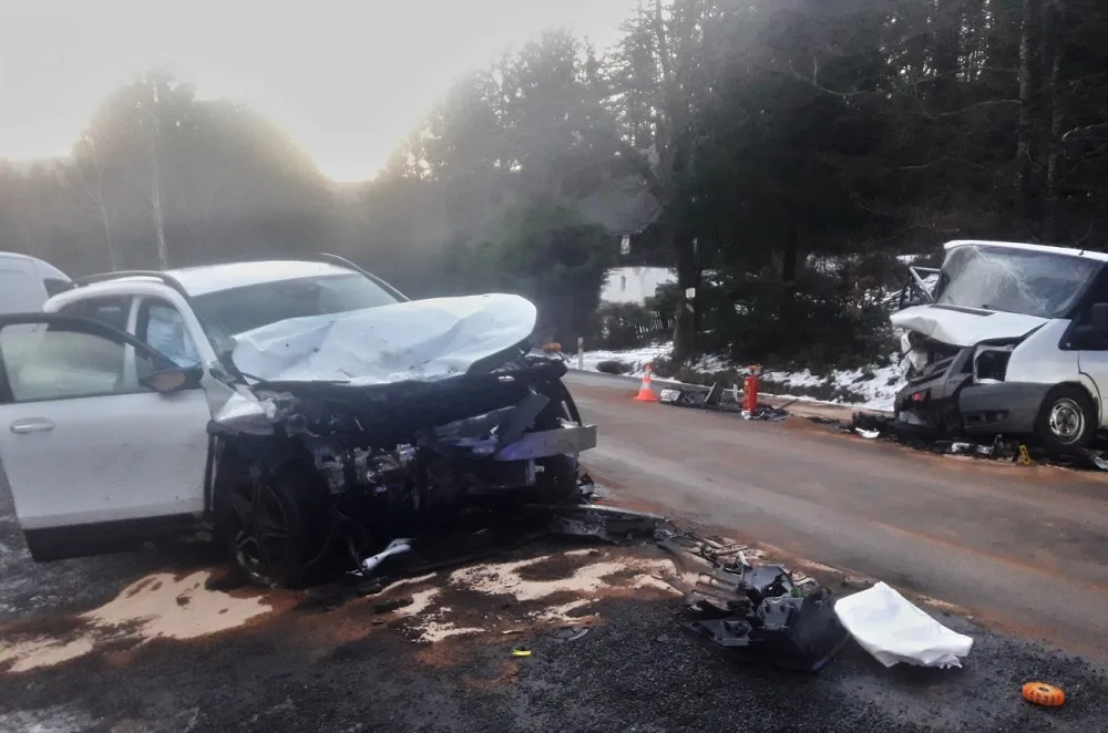 Řidič mercedesu nezvládl řízení a čelně se srazil s protijedoucím vozem, škoda přesáhla půl milionu