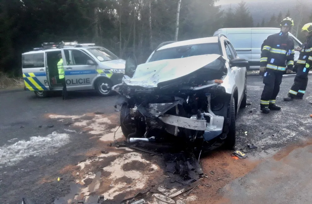 Řidič mercedesu nezvládl řízení a čelně se srazil s protijedoucím vozem, škoda přesáhla půl milionu