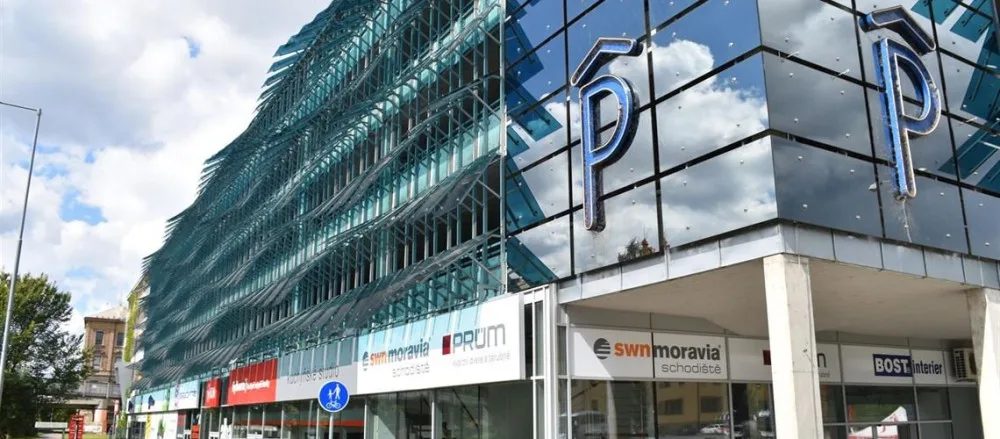 Za parkování na Rychtářce v centru města si řidiči připlatí, naopak zlevní záchytná parkoviště typu P+R