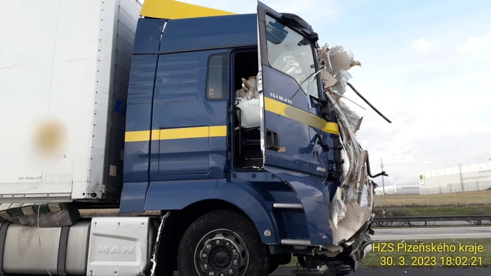 Kamion na dálnici D5 doslova sešrotoval karavan, po nárazu z něj zbylo jen rozpárané torzo