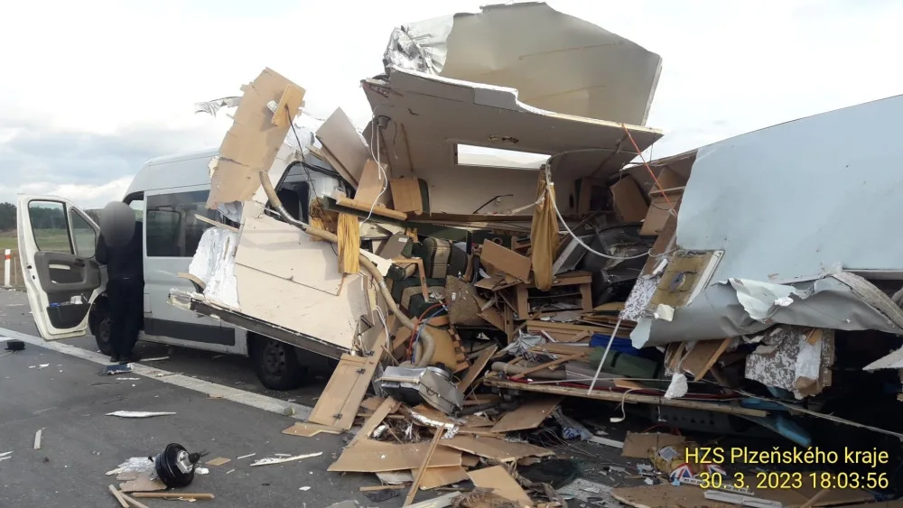 Kamion na dálnici D5 doslova sešrotoval karavan, po nárazu z něj zbylo jen rozpárané torzo