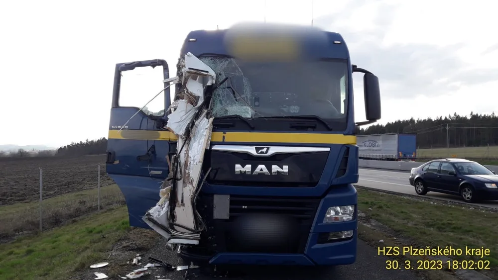 Kamion na dálnici D5 doslova sešrotoval karavan, po nárazu z něj zbylo jen rozpárané torzo