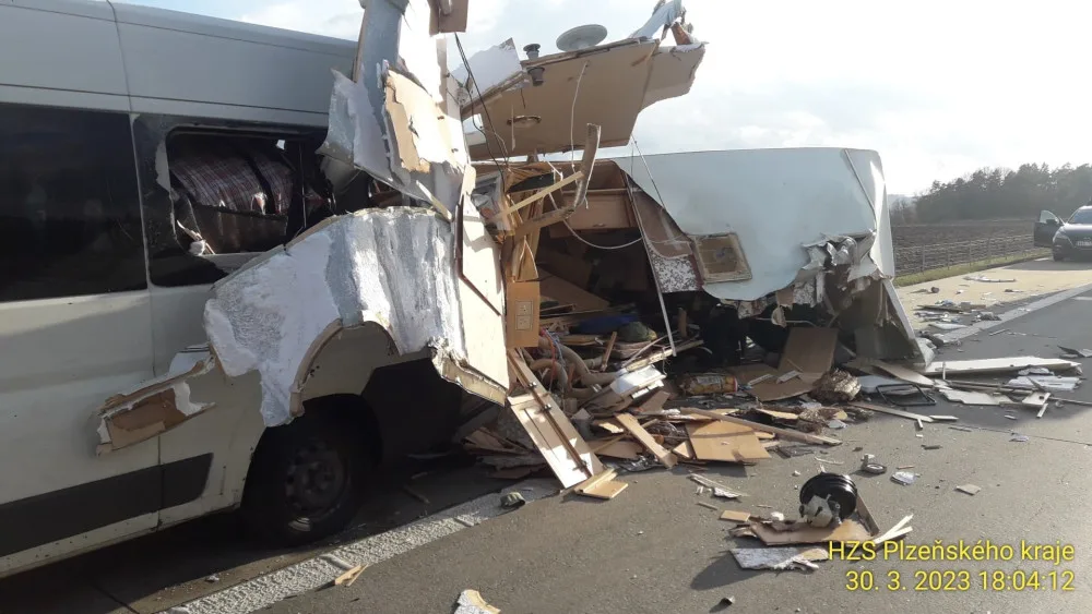 Kamion na dálnici D5 doslova sešrotoval karavan, po nárazu z něj zbylo jen rozpárané torzo